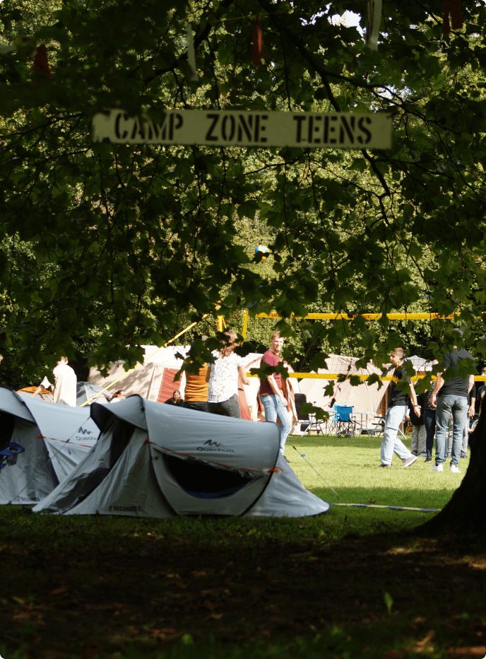 Een terrein vol met tentjes tijdens een festival in dronten