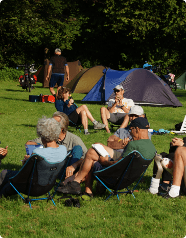 Een familie is aan het uitrusten bij hun tenten