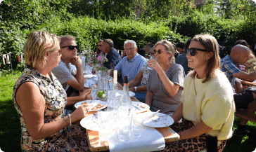 Vakantiegangers zijn samen gezellig aan het lunchen