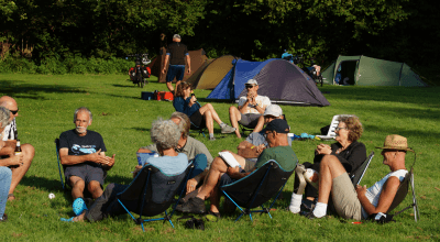 Een grote groep kampeerders is aan het uitrusten