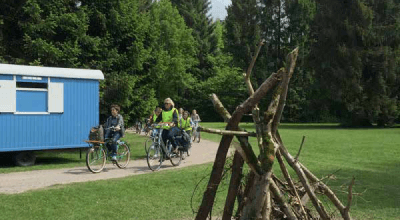De kampeerders komen na een fietstocht weer terug bij de camping
