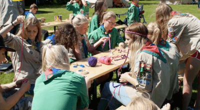 De scouting is ook op bezoek, zij zijn een week aan het kamperen