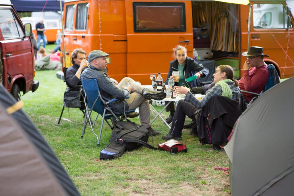 Enkele bezoekers van een festival zijn aan het bier drinken