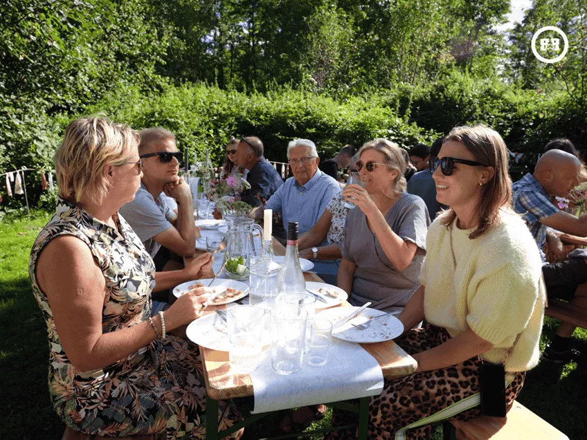 Een grote groep kampeerders geniet van het avondeten
