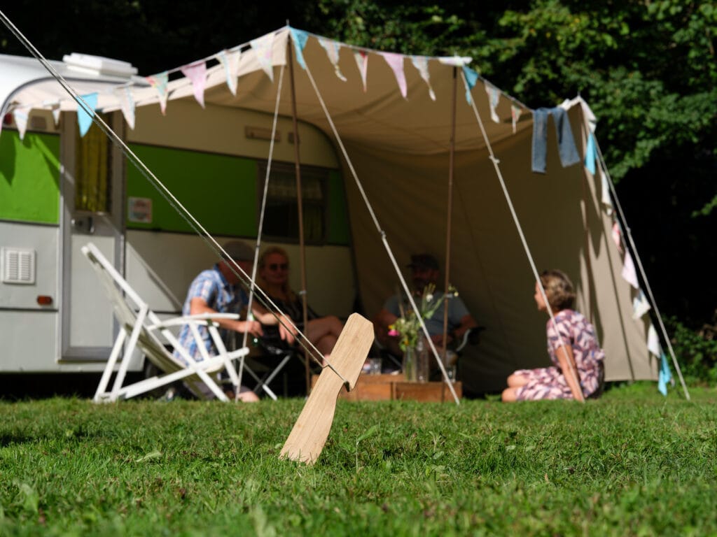 Caravan met een luifel