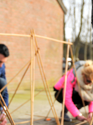Samen bamboe bouwen bij onze camping