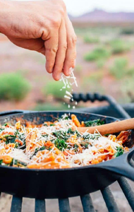 Samen het buffet klaarmaken en daarna aan de biertafelsets eten