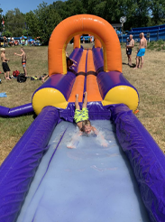 Buikschuifbaan waar je tijdens het kamperen gebruik van kunt maken