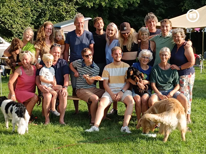 Een foto van een grote groep kampeerders bij de Abbert