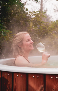 Gezellig in de avond gebruik maken van de hottub