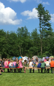 Schoolkamp, alle kinderen op een bankje