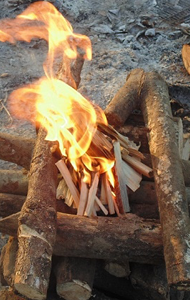 Wij verzorgen het hout voor het kampvuur zodat jullie samen fikkie kunnen stoken