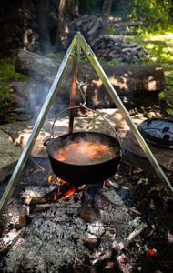 Lekker smullen van soep, gemaakt boven het kampvuur