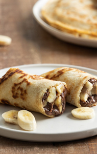 Samen pannenkoeken bakken tijdens het kamperen