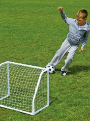 Voetballen op 1 van de velden op groepscamping de Abbert