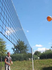 Volleybal spelen tijdens het kamperen