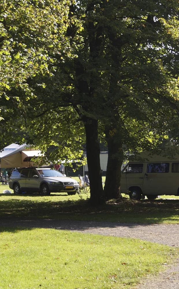 1 van de velden waar auto's zijn toegestaan