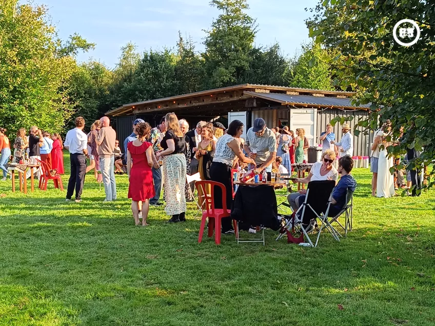 BBQ met een grote groep bezoekers op de camping