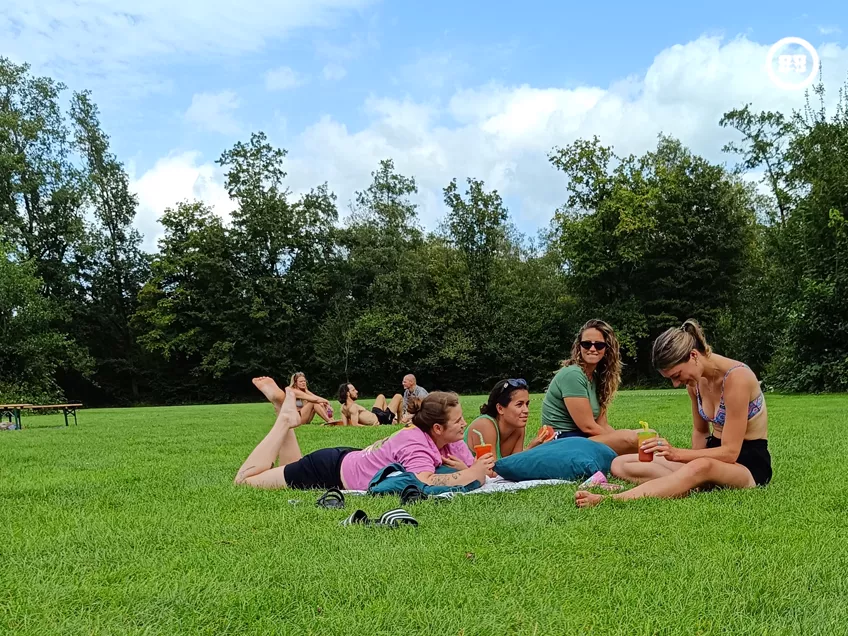 Bezoekers zijn aan het genieten van de omgeving en hun drankjes