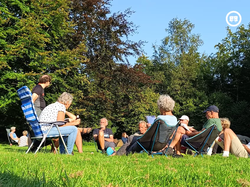 Groep senioren hebben een gezellig samenzijn