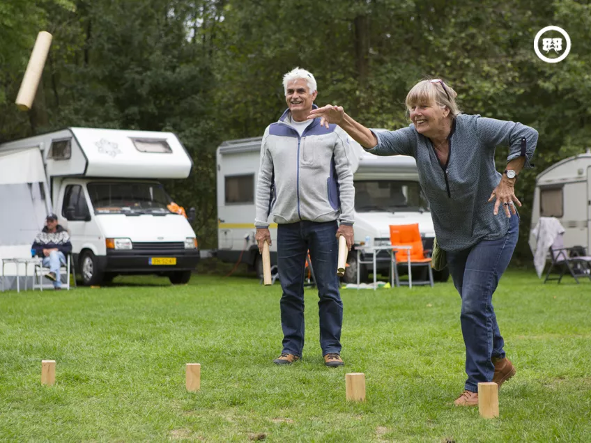 Mannen zijn spelletjes aan het spelen op het grasveld