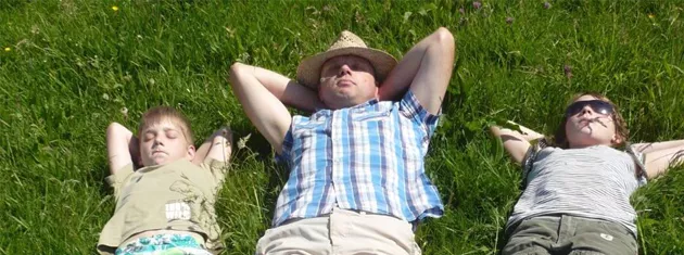 Vader met zijn kinderen relaxen in het gras