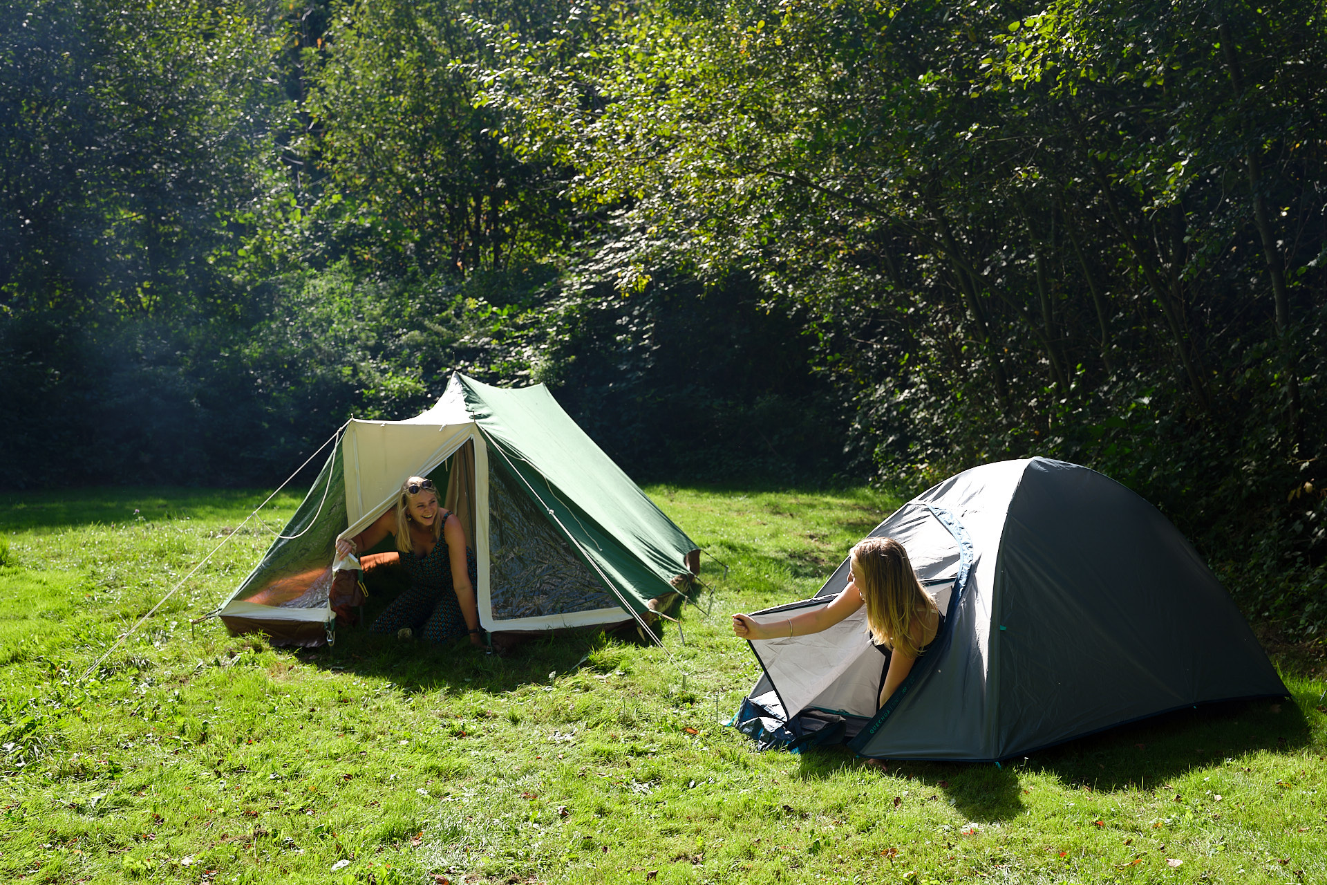 2 tenten opgezet voor het schoolkamp in de natuur van Dronten