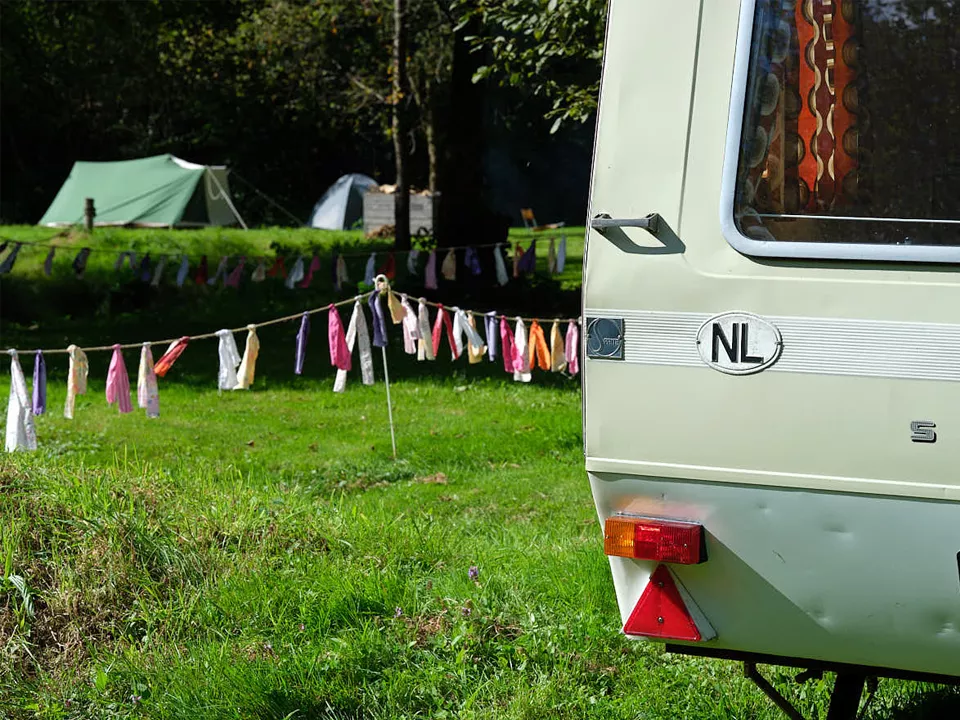 Een retro caravan op het veld Karavaan