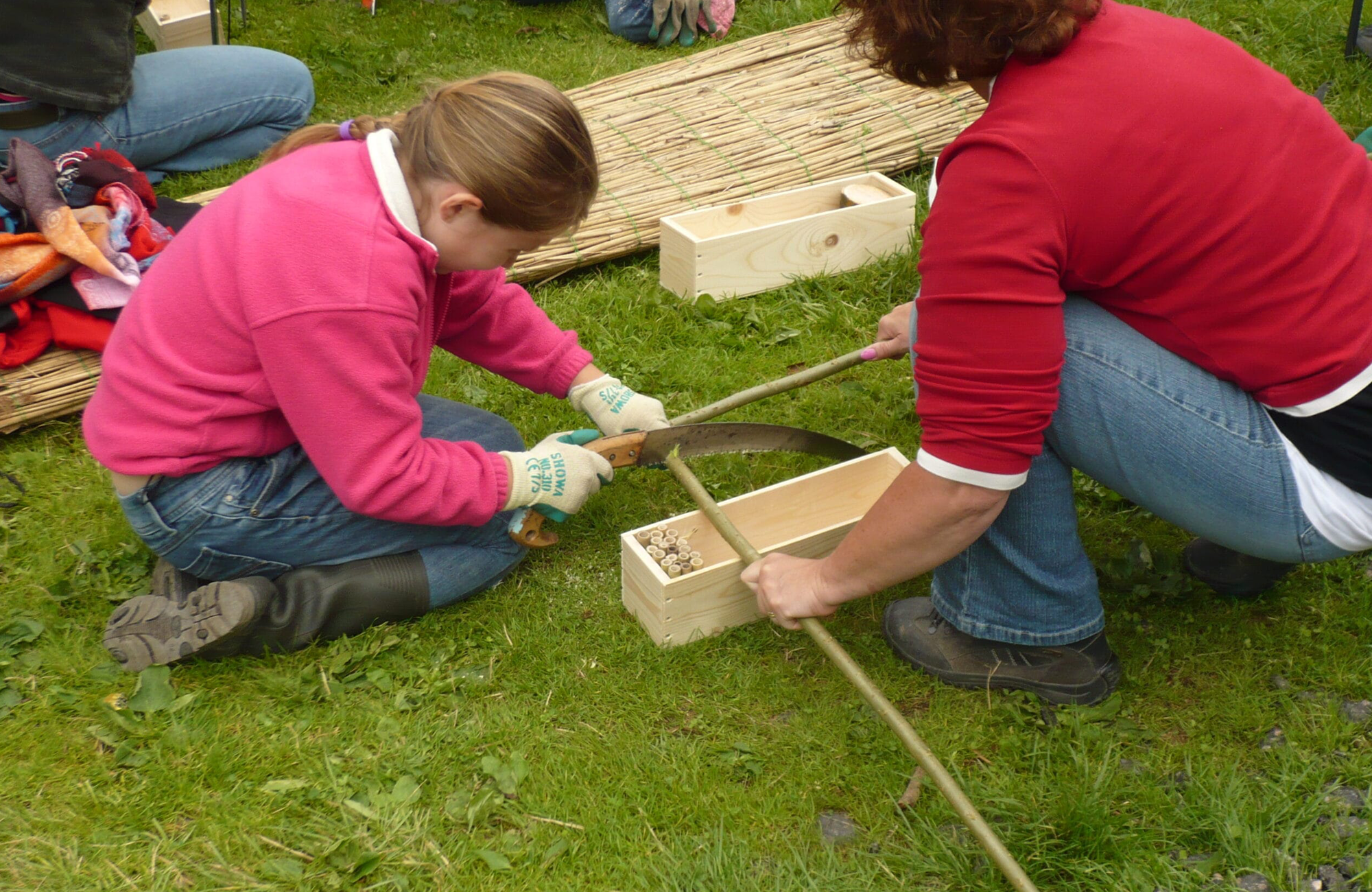 Samen bamboe bouwen bij een team building sessie in Dronten