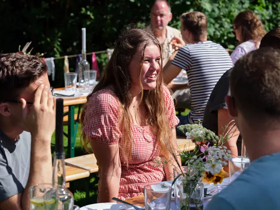 Bezoekers zijn aan het lunchen